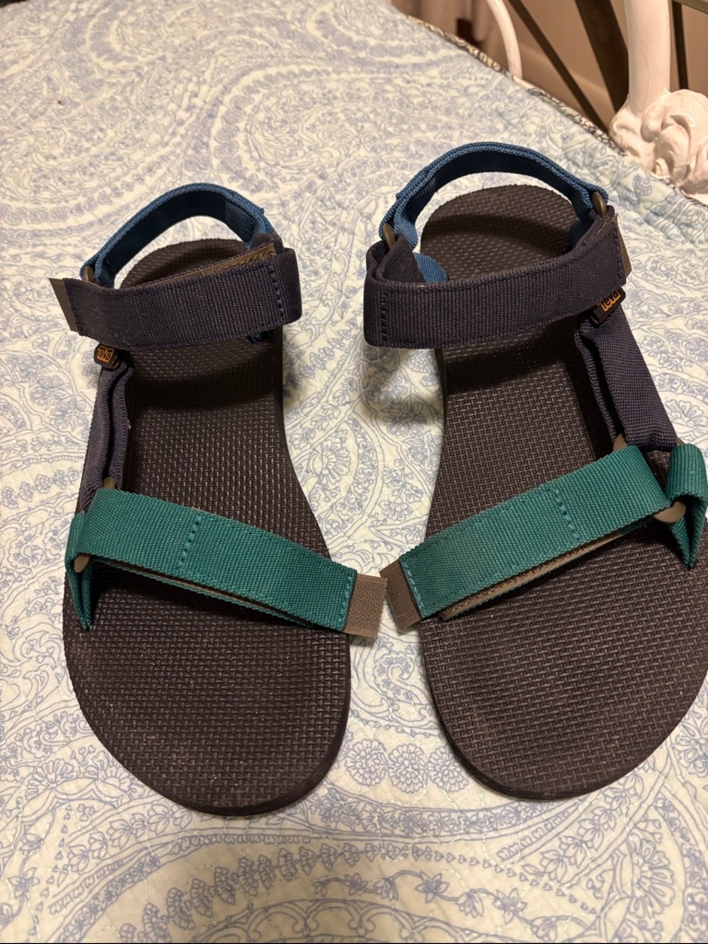 Men’s size 10 like new Teva waterproof sandals